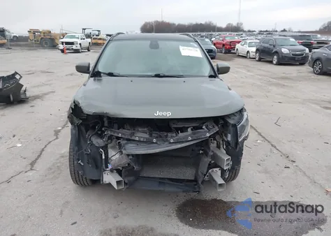2018 Jeep Compass Latitude 4X4 z USA, uszkodzony, nr VIN 3C4NJDBB4JT153266